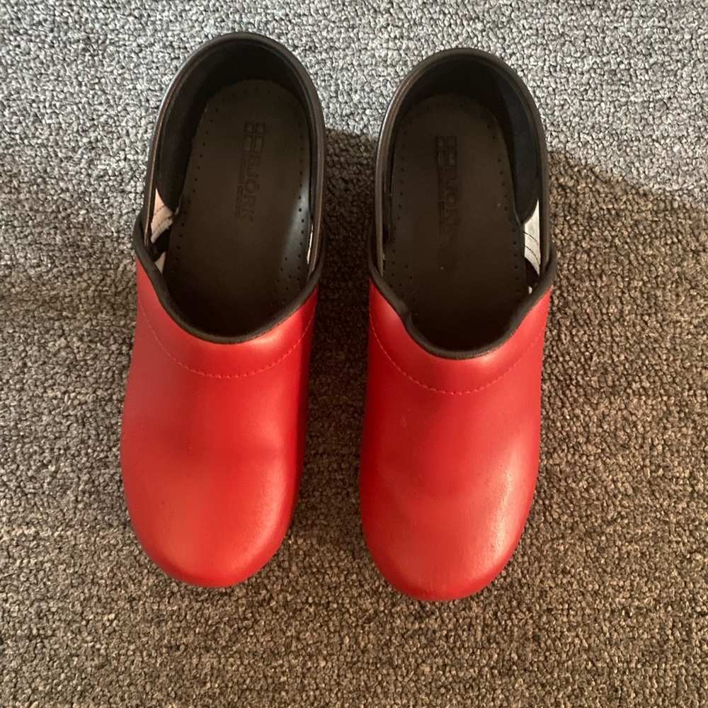 WOMENS RED LEATHER CLOGS